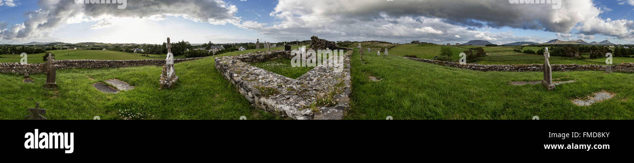 360° Panorama aufgenommen auf dem Tullybegley Friedhof. Nur einige Wände bleiben einer Kirche im Zentrum der Gräber. Stockfoto