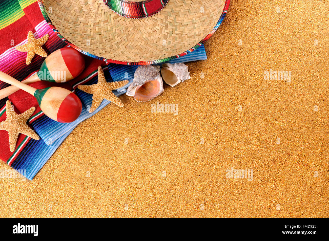 Mexikanischen Strand Hintergrund mit Stroh Sombrero-Hut, traditionelle Sarape Decke, Seesterne, Muscheln und Maracas.  Platz für Kopie. Stockfoto