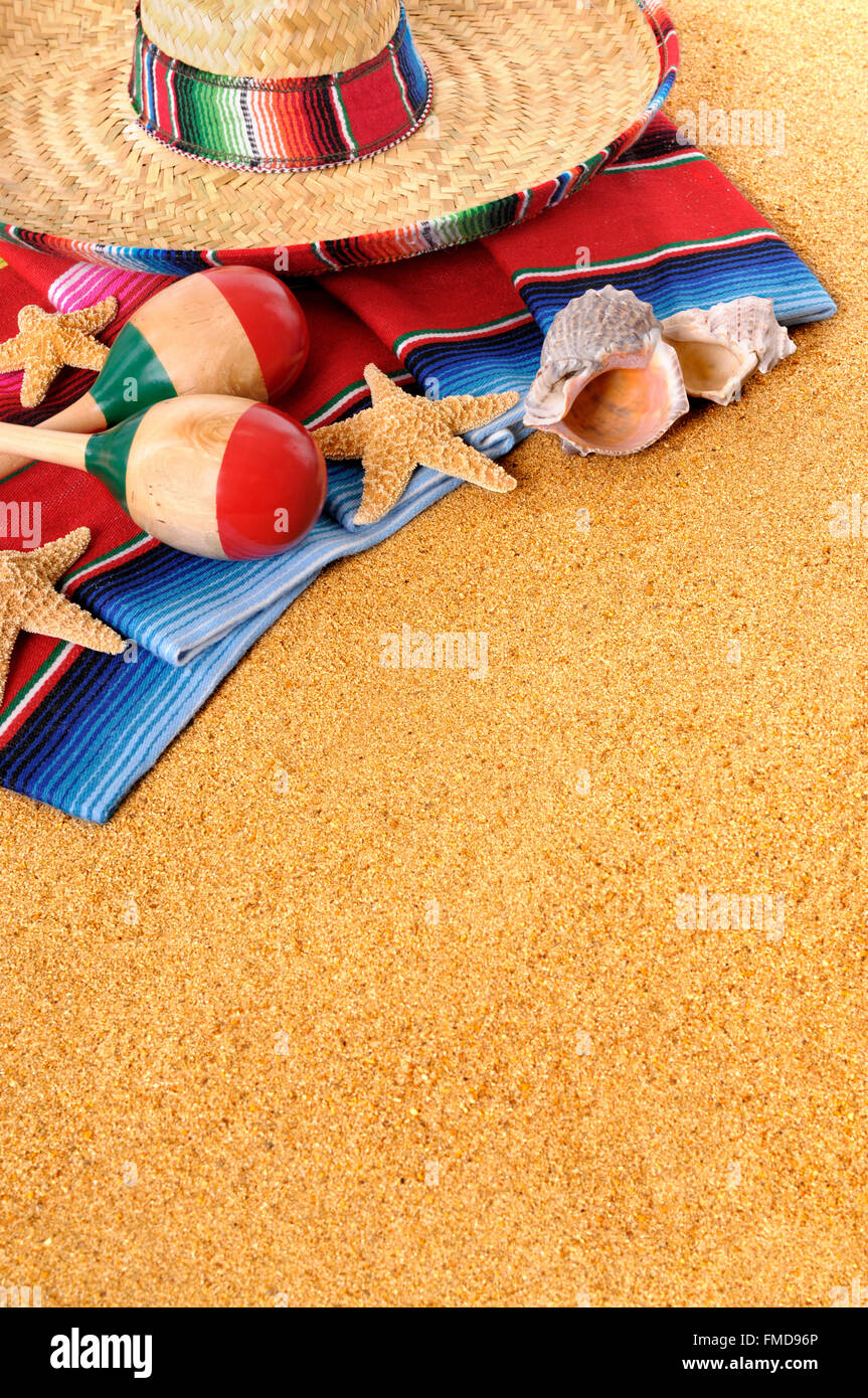 Mexikanischen Strand Hintergrund mit Stroh Sombrero-Hut, traditionelle Sarape Decke, Seesterne, Muscheln und Maracas.  Platz für Kopie. Stockfoto