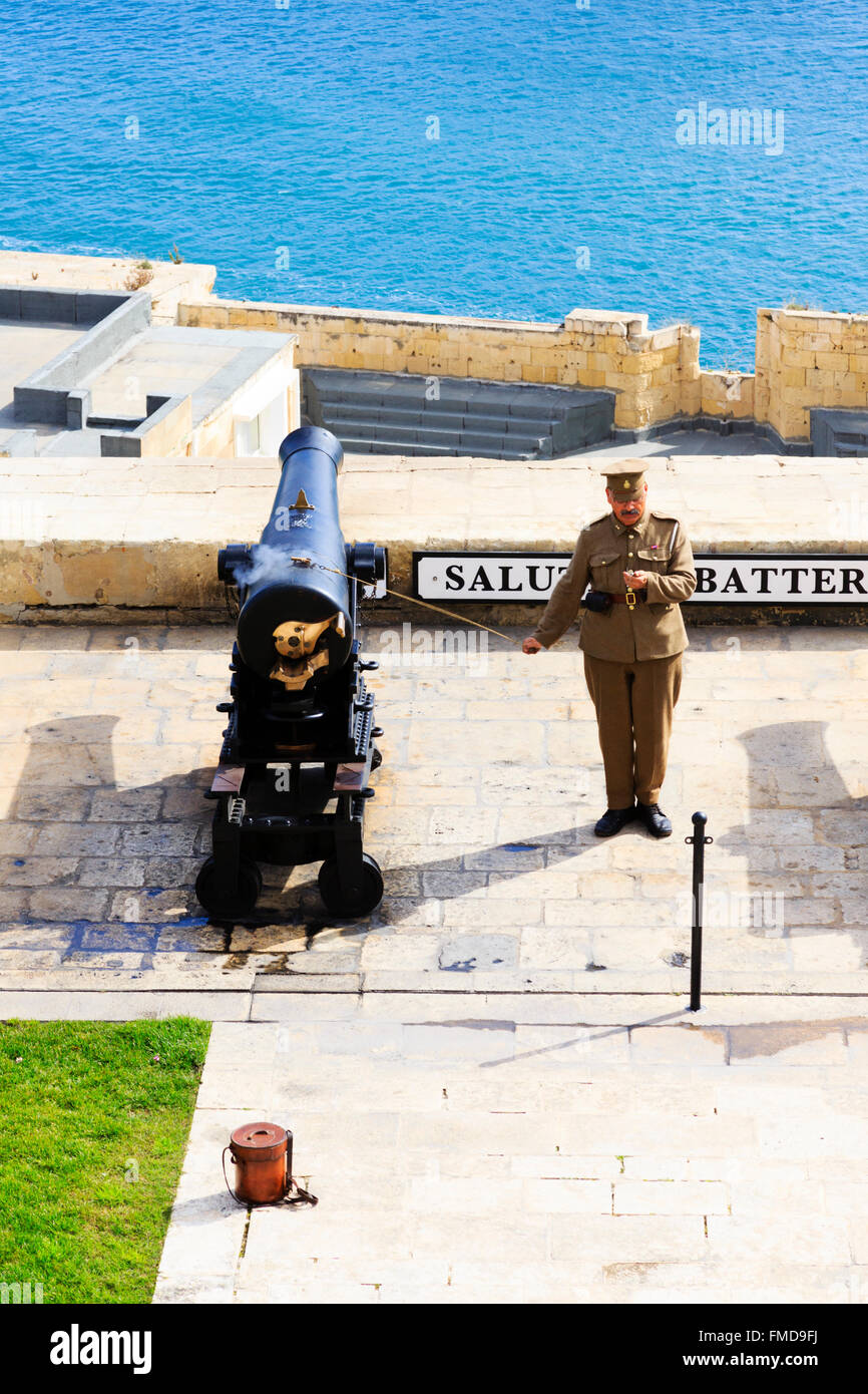 Warten auf den Mittag Tag Waffe, salutieren, Batterie, Upper Barrakka Gardens, Floriana, Valletta, Malta. Stockfoto