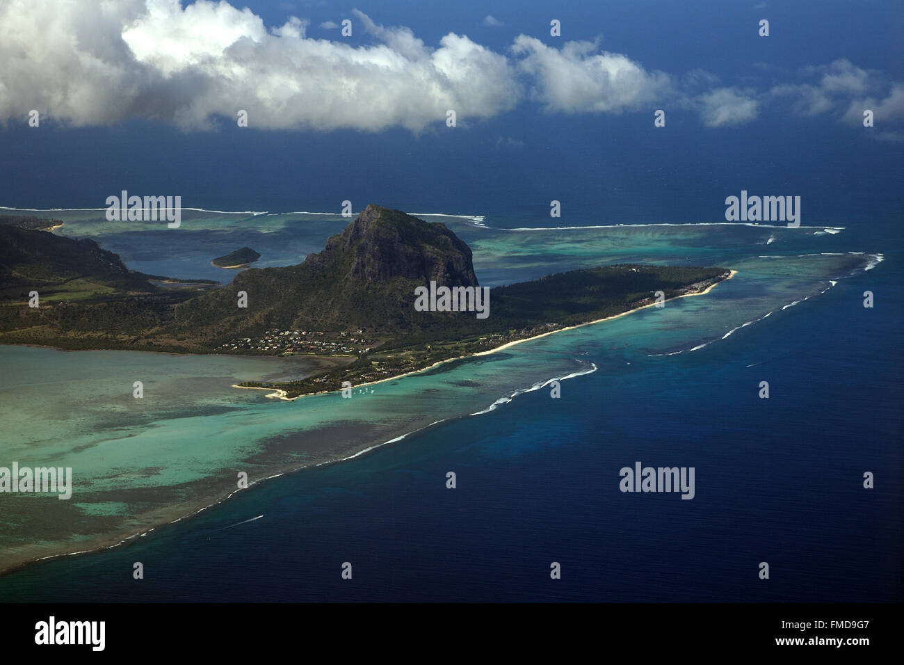 Luftaufnahme, Blick auf die Ostküste und die Halbinsel mit dem Strand von Le Morne Brabant, Mauritius Stockfoto