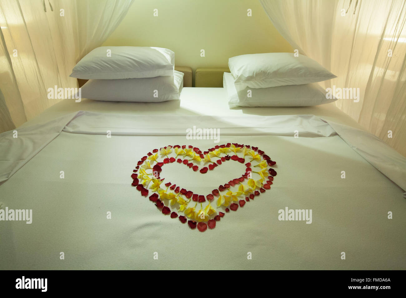 Hotel Zimmer mit Himmelbett, Herzen, Blumen, Doppelbett, Ubud, Bali, Indonesien Stockfoto
