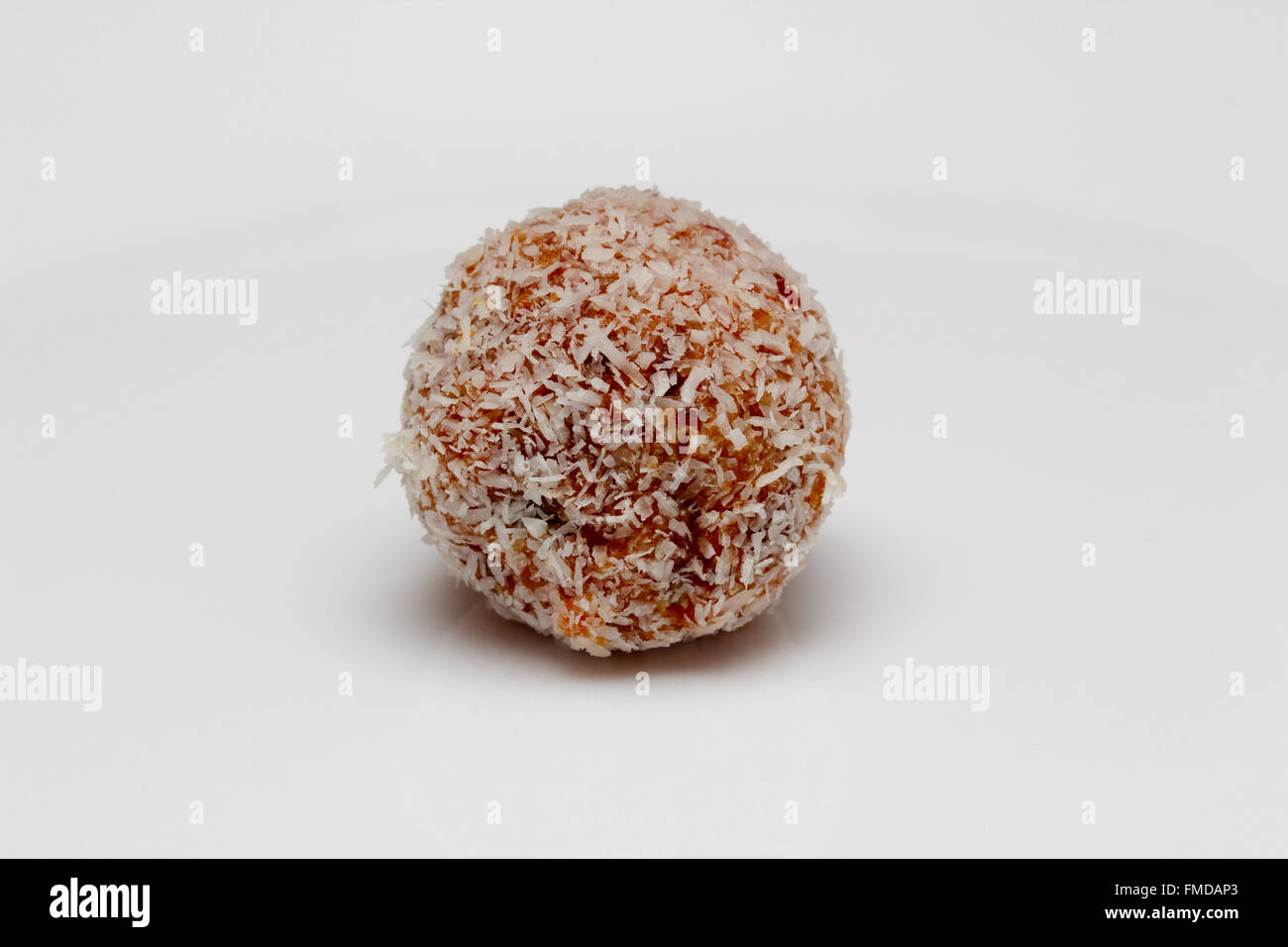 Superfrucht gesunde Nuss und Trockenobst Snack Ball mit Kokosnuss Stockfoto