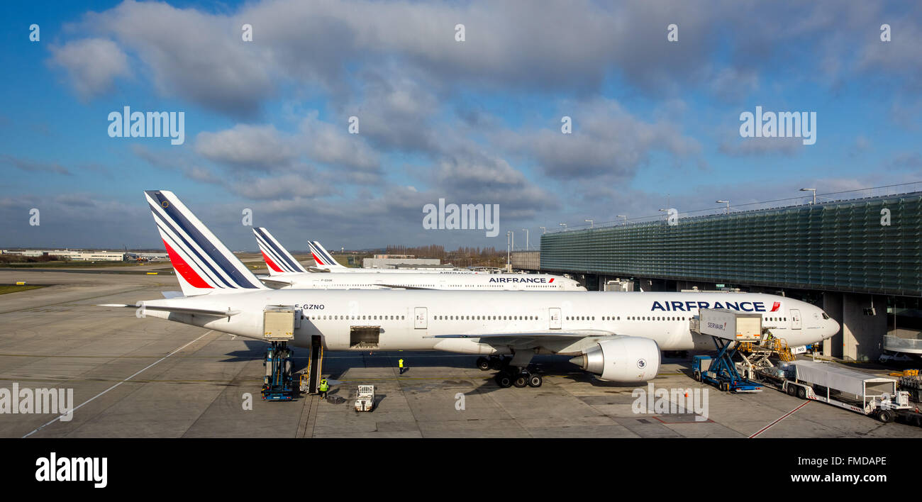 Boing 777-300ER Air France vor der Transit-Halle, Charles-de-Gaulle, CDG, Le Mesnil-Amelot, Paris, Ile de France, Frankreich Stockfoto