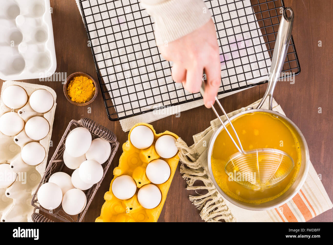 Ostereier mit natürlichen Farbstoff Farben färben. Stockfoto