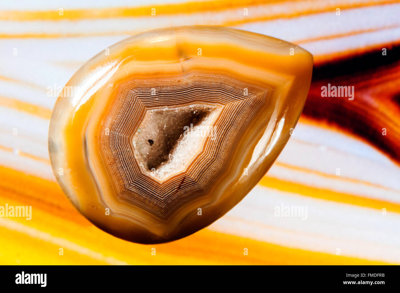 Natürlichen afrikanischen Onyx Druzy Achat Mineral Stein in Studioumgebung Stockfoto