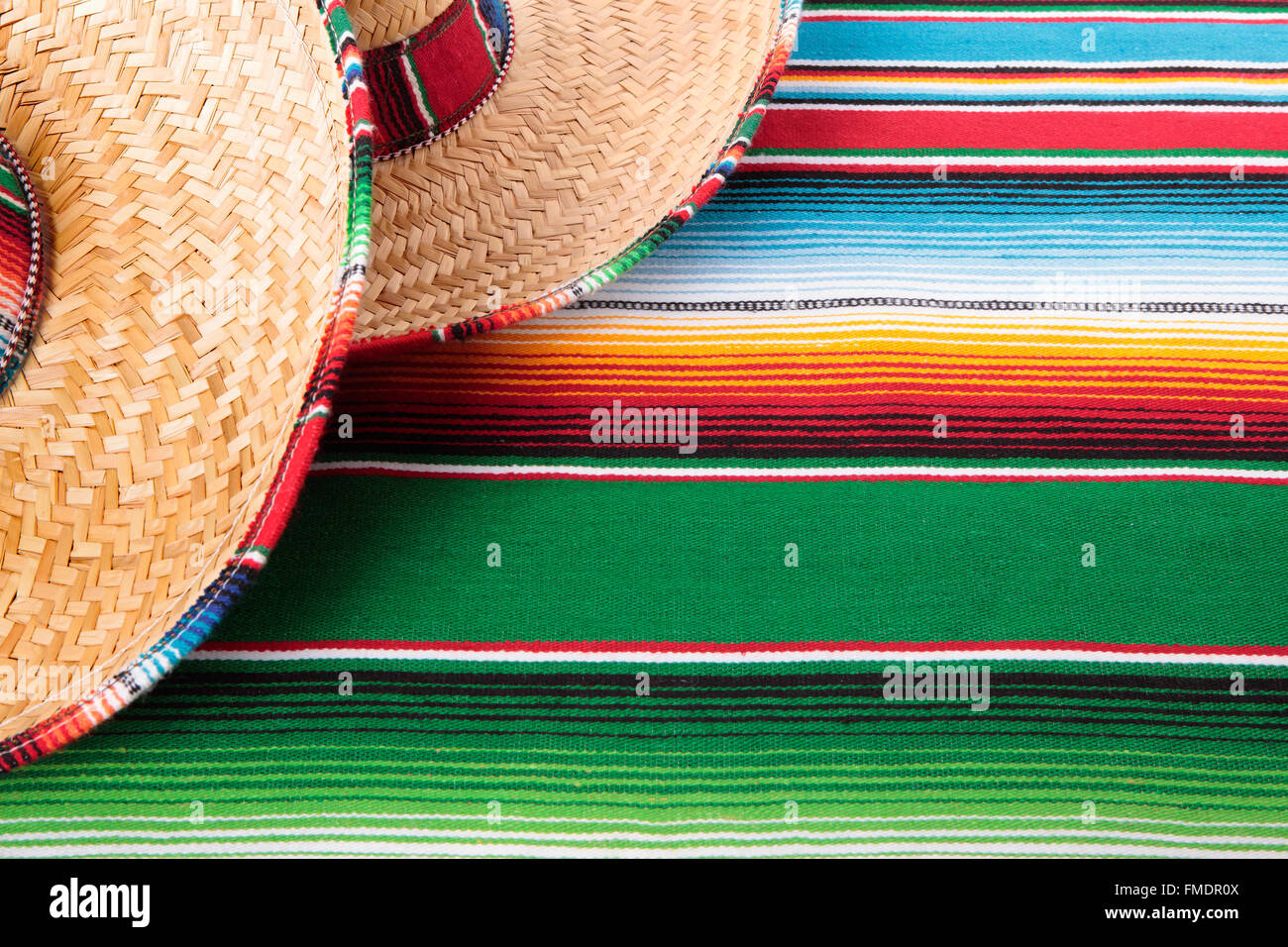 Mexikanische Sombreros und traditionellen Sarape Decke.  Platz für Kopie. Stockfoto