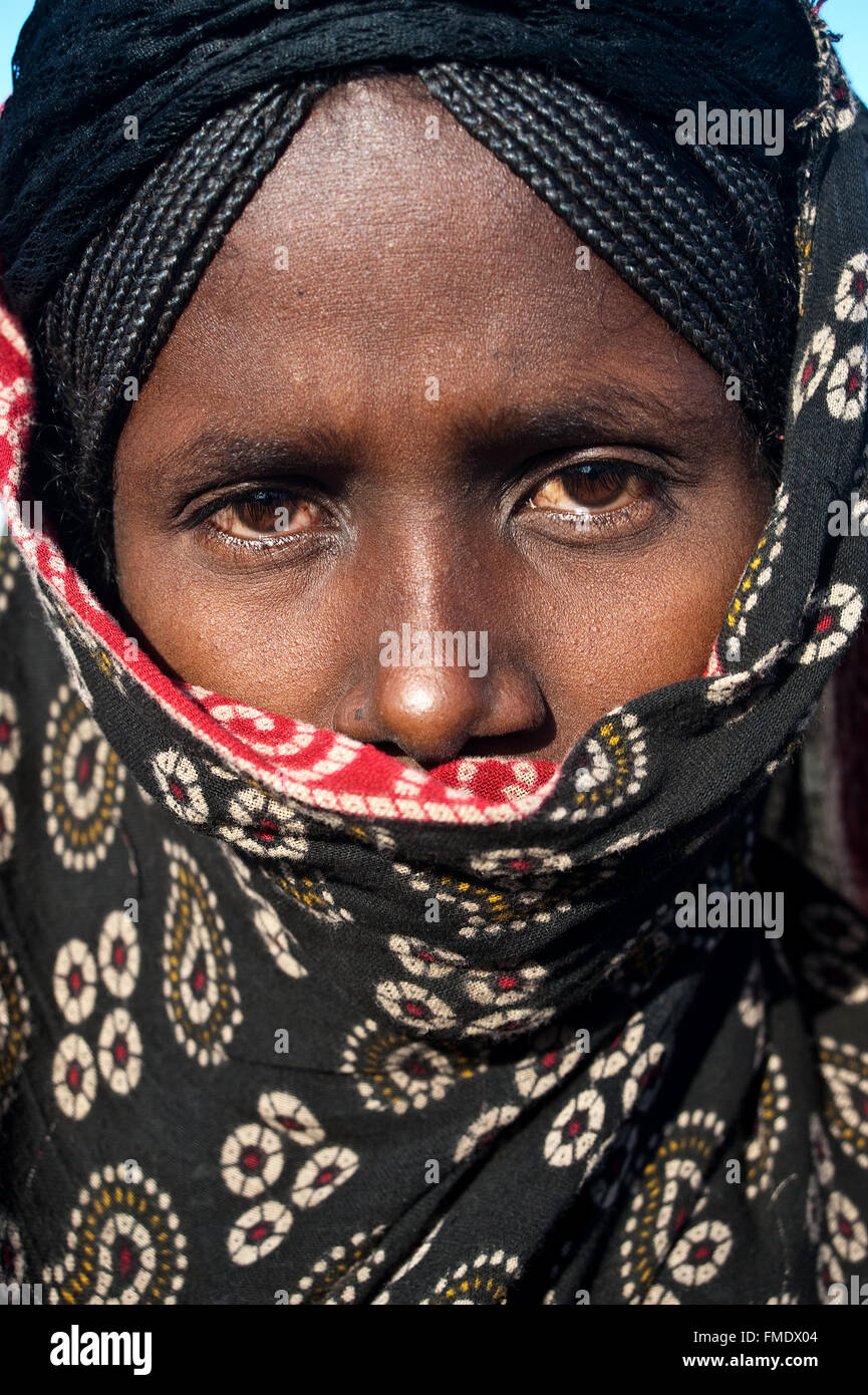 Junge muslimische Frau, die aus der Ferne Stamm (Äthiopien) Stockfoto