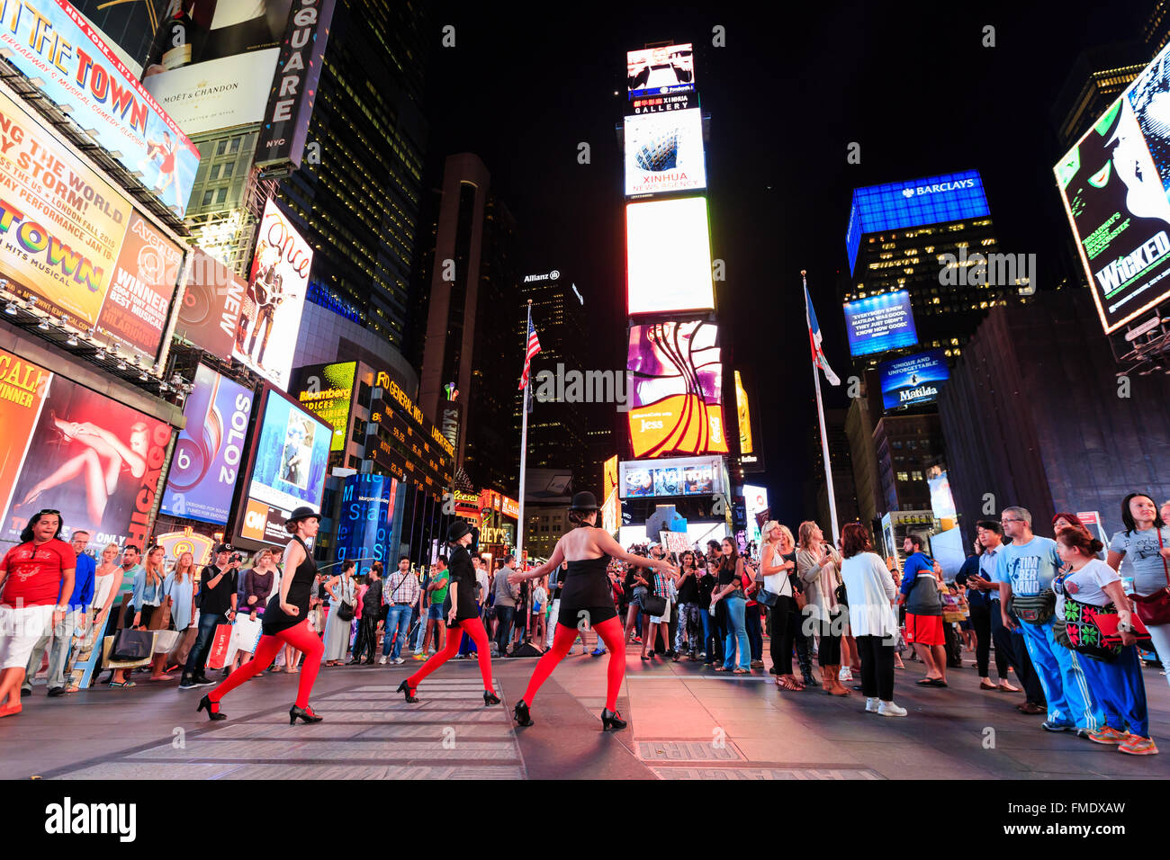 NEW YORK CITY, SEP 13: Times Square mit heissen Girls rund um Nacht am SEP 13, 2014 in New York City. Stockfoto