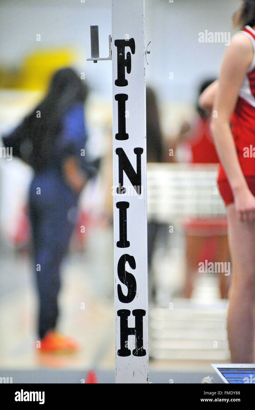 Das Ziel aller Läufer während Track Events taucht am Ende des Rennens in einen Indoor High School treffen. USA. Stockfoto