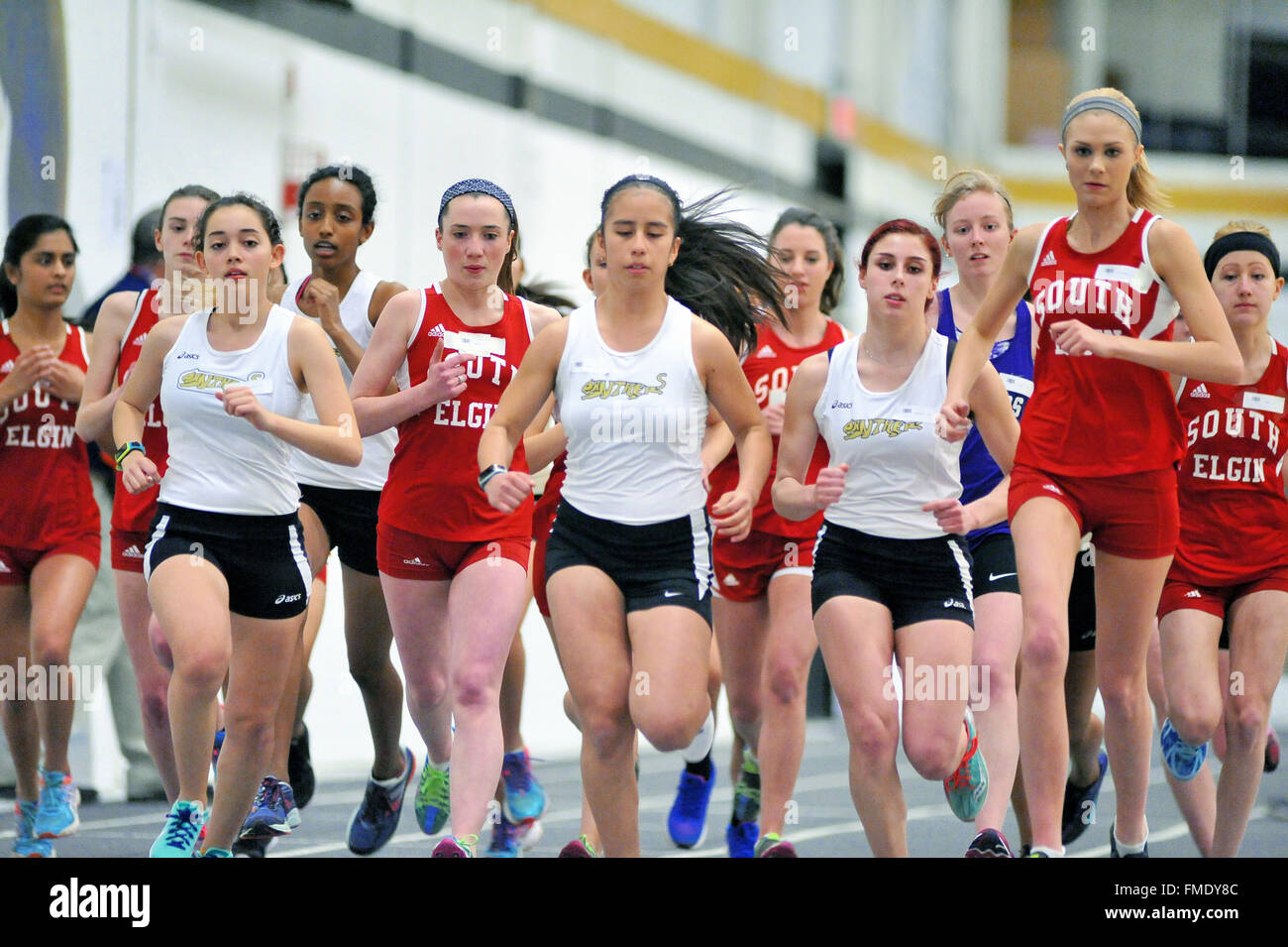 Pack von Läufern reagieren auf, den Startschuss für den Beginn der 1600-Meter-Lauf während einer Indoor High School treffen. USA. Stockfoto