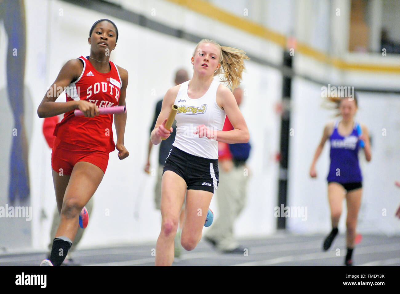 Läufer schlichten Ersten und Zweiten während der letzten Etappe der 4 x 400-meter Staffellauf indoor High School treffen. USA. Stockfoto