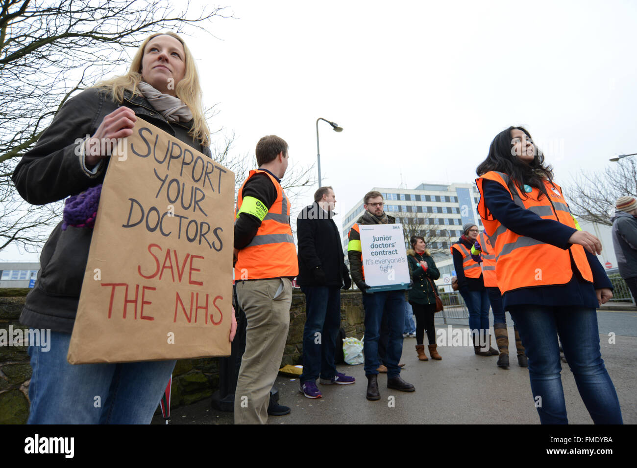 Ärzte in der Ausbildung auf den Streik Streikposten am Barnsley District General Hospital, South Yorkshire, Großbritannien. Bild: Scott Bairstow Stockfoto