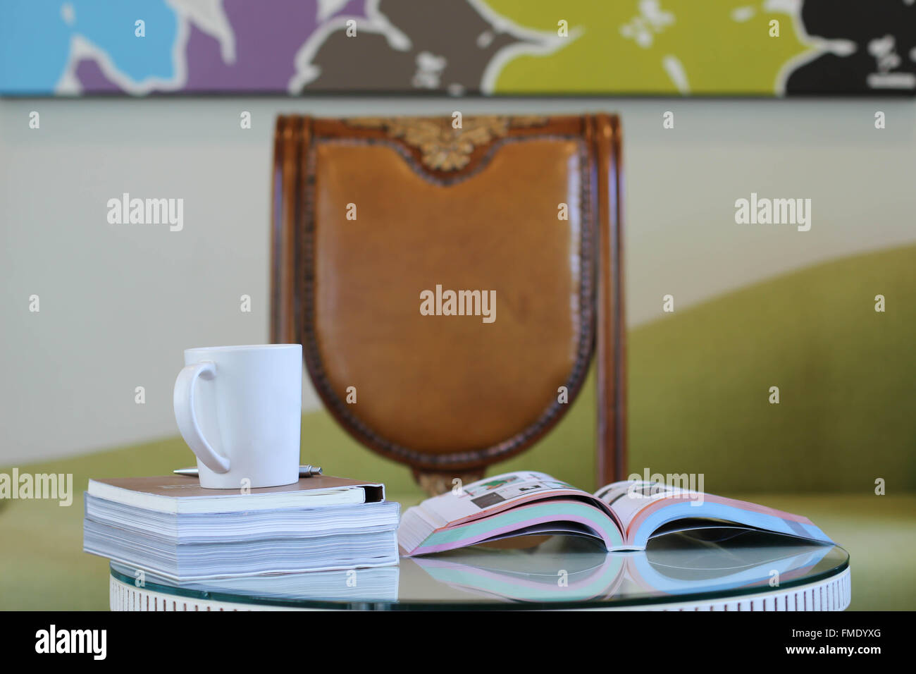 Buch und Kaffee Tasse auf dem Tisch in den Arbeitsraum Stockfoto