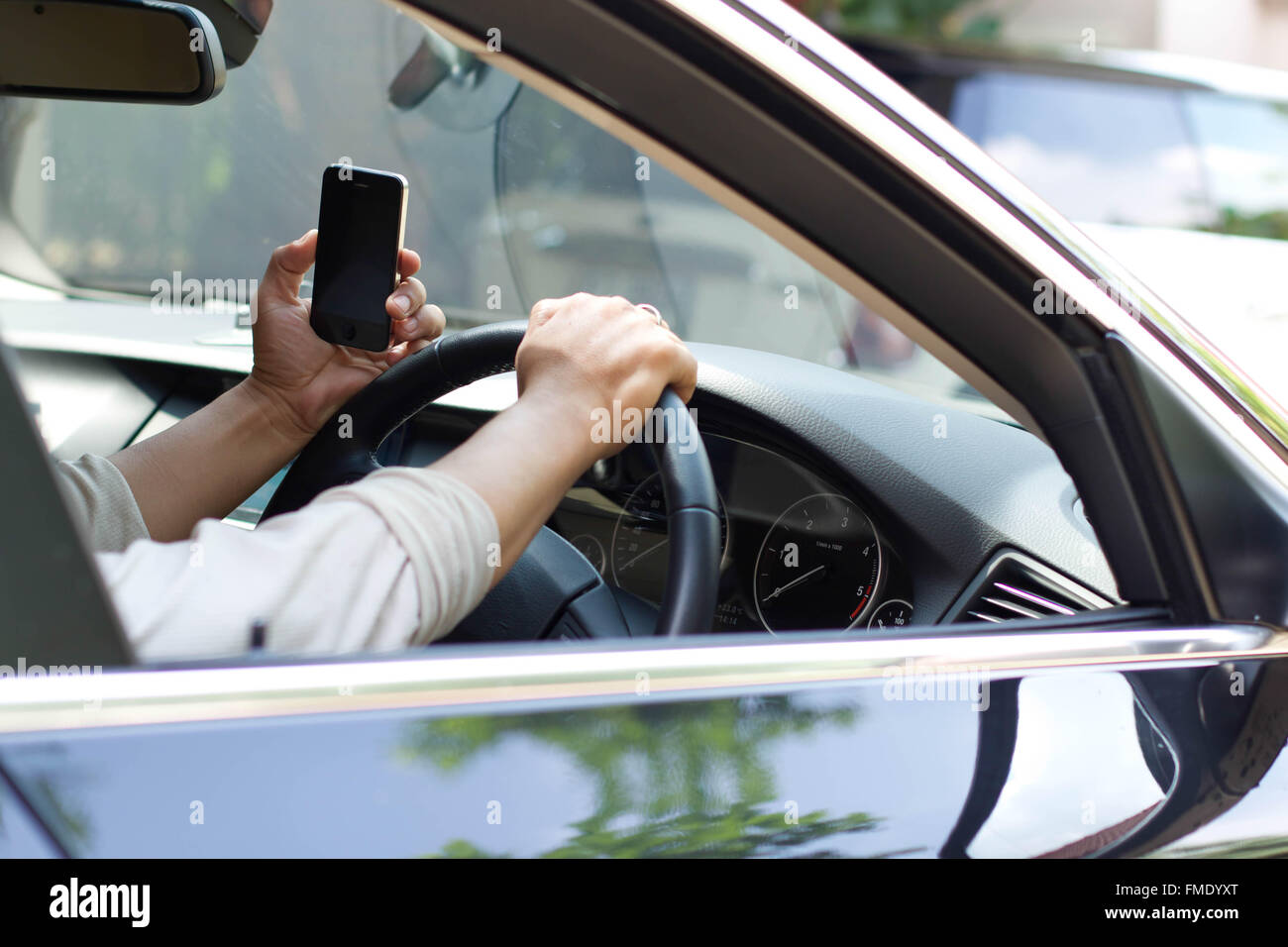 Konzept-Safty-Mann mit Handy während der Fahrt das Auto Stockfoto