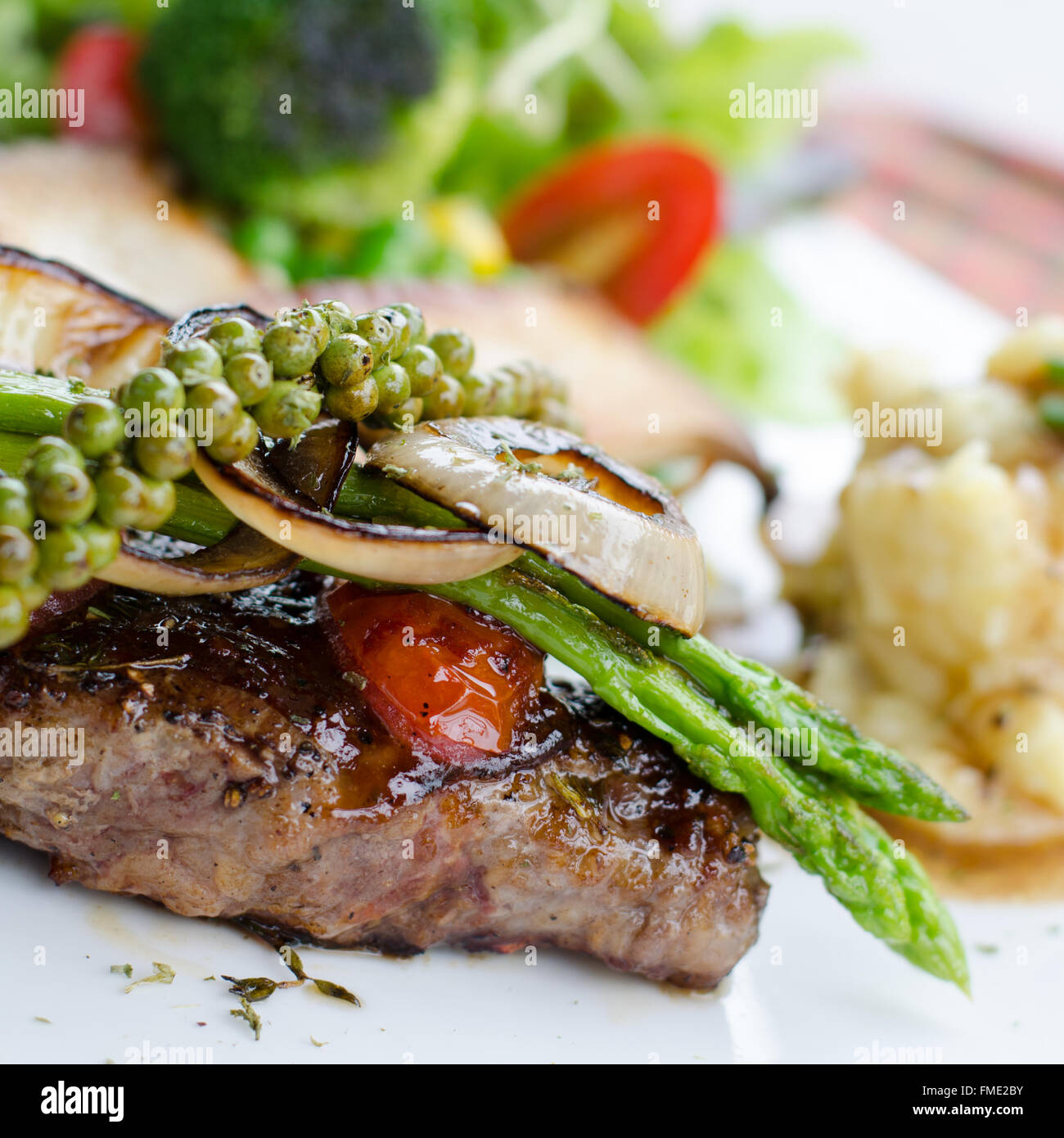 Leckere Rindersteaks auf weißen Teller Stockfoto