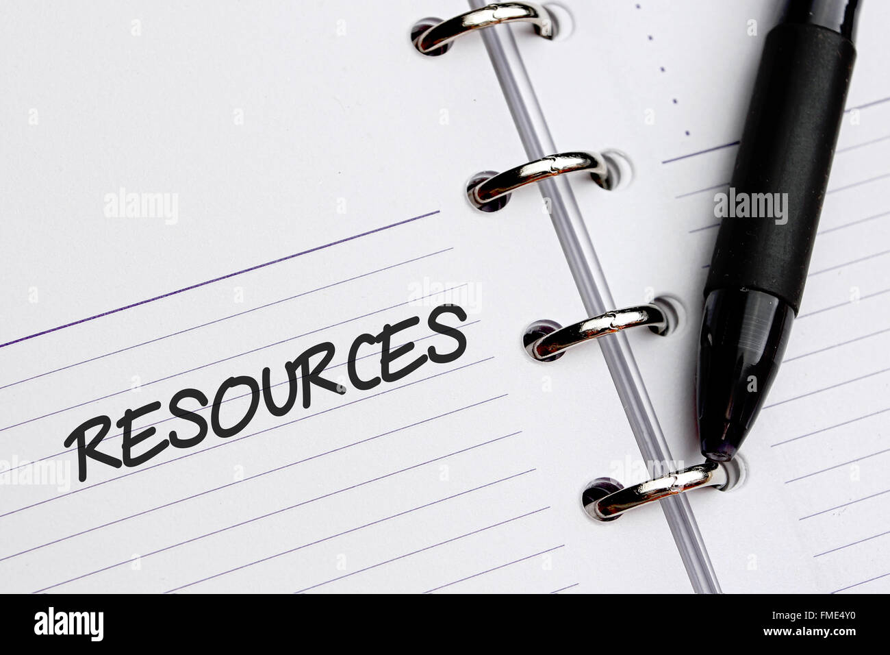 Ressourcen-Wort auf Papier geschrieben Stockfoto