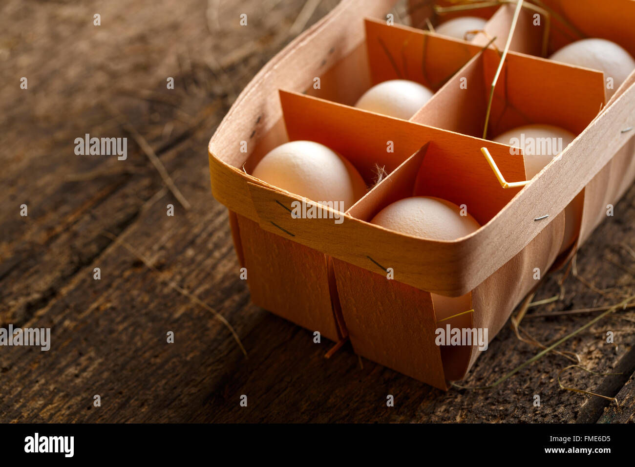 Frische Hühnereier auf einem hölzernen rustikalen Hintergrund Stockfoto