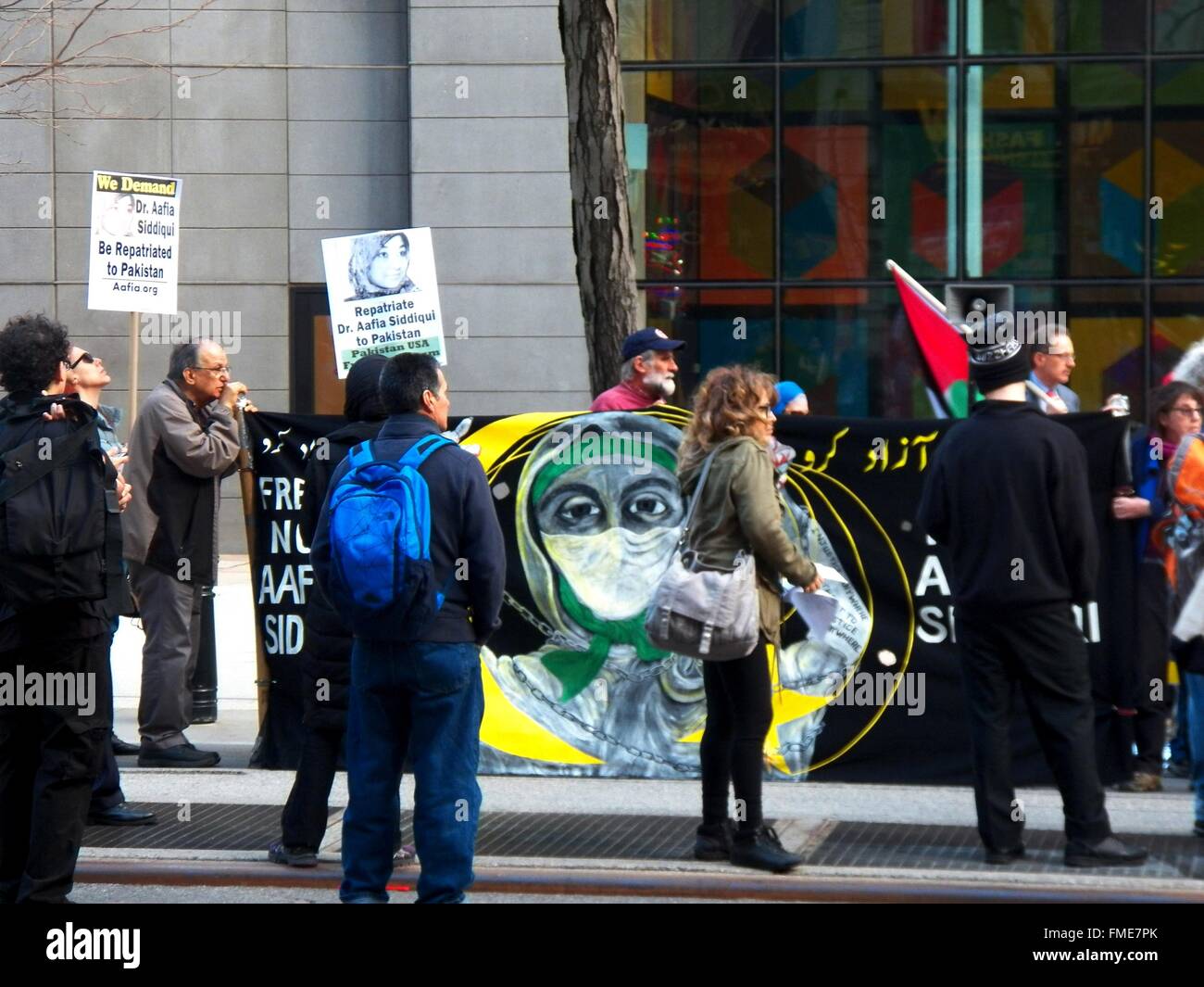 New York, New York, USA. 11. März 2016. New York City Rallye und März fordern die Freilassung von Dr. Aafia Siddiqui, wer ist seit 13 Jahren ein politischer Gefangener, und ist derzeit in der Bundesrepublik statt Gefängnis in Ft Wert von Texas.  Sie hatte kein Gefängnis mit einem Familienmitglied oder ihr Anwalt in mehr als einem Jahr zu besuchen.  Aafia ist ein Opfer der US-Folter-Programm in Afghanistan und anhaltende Gefängnis Missbrauch in Federal Prison in Ft Wert Texas. Bildnachweis: Mark Apollo/Alamy Live-Nachrichten Stockfoto