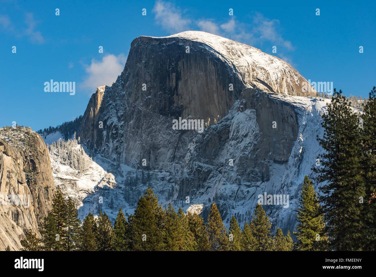 Schöne Half Dome im Yosemite National Park Winter mit Schnee bedeckt Stockfoto