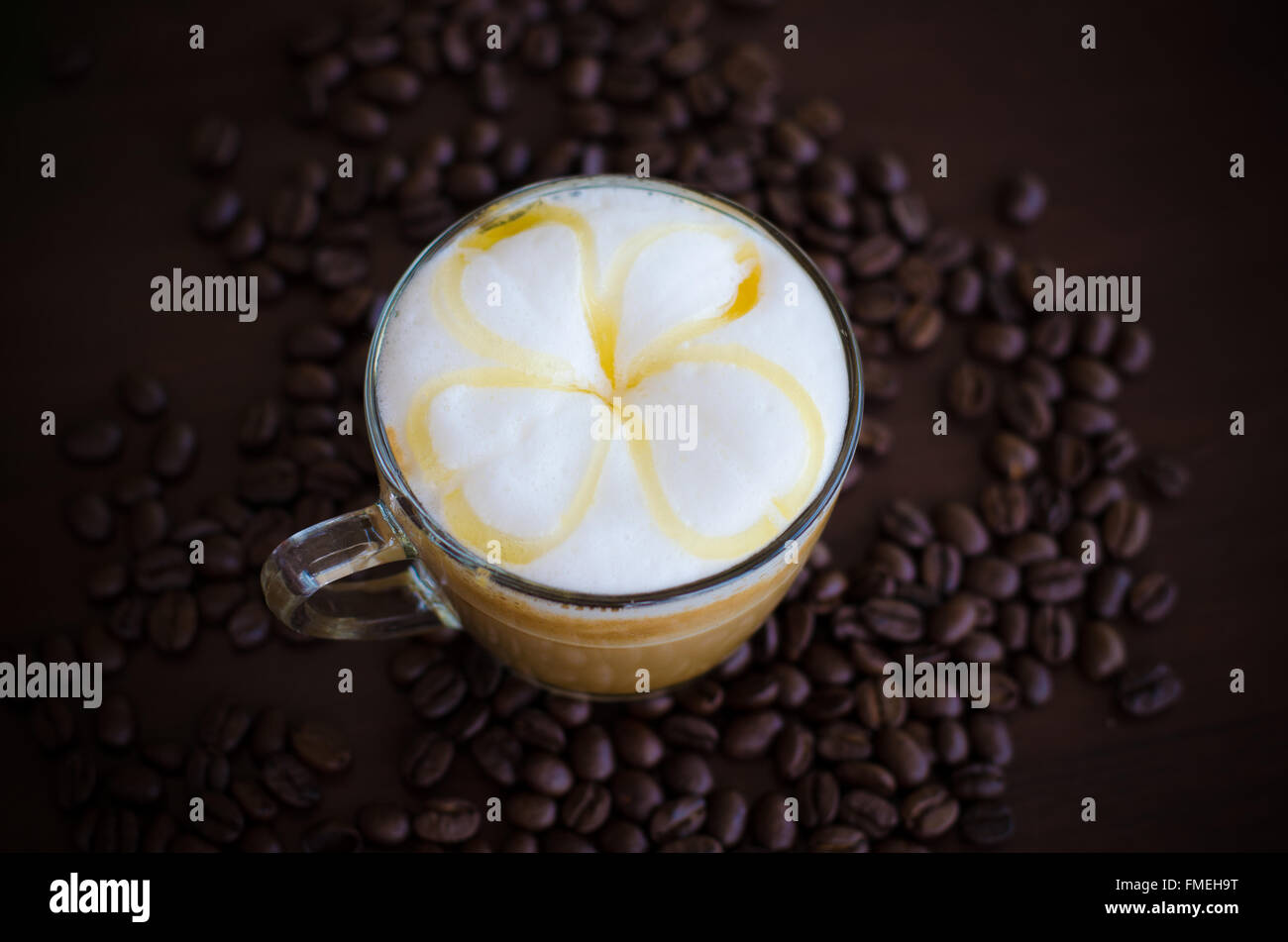 ein Glas heißen Latte Art Kaffee Stockfoto