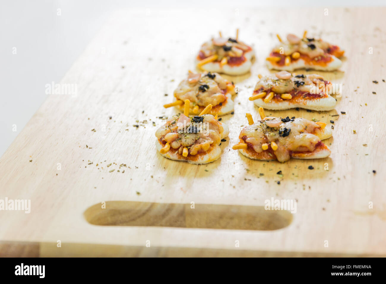 Zutaten für das Kochen Pizza Cartoon auf Holztisch. Stockfoto