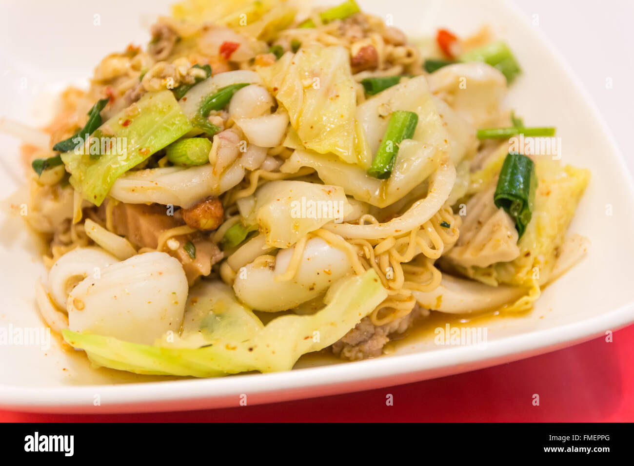 Gebratene Thai-Mama Instant Nudeln, pikante Nudeln Stockfoto