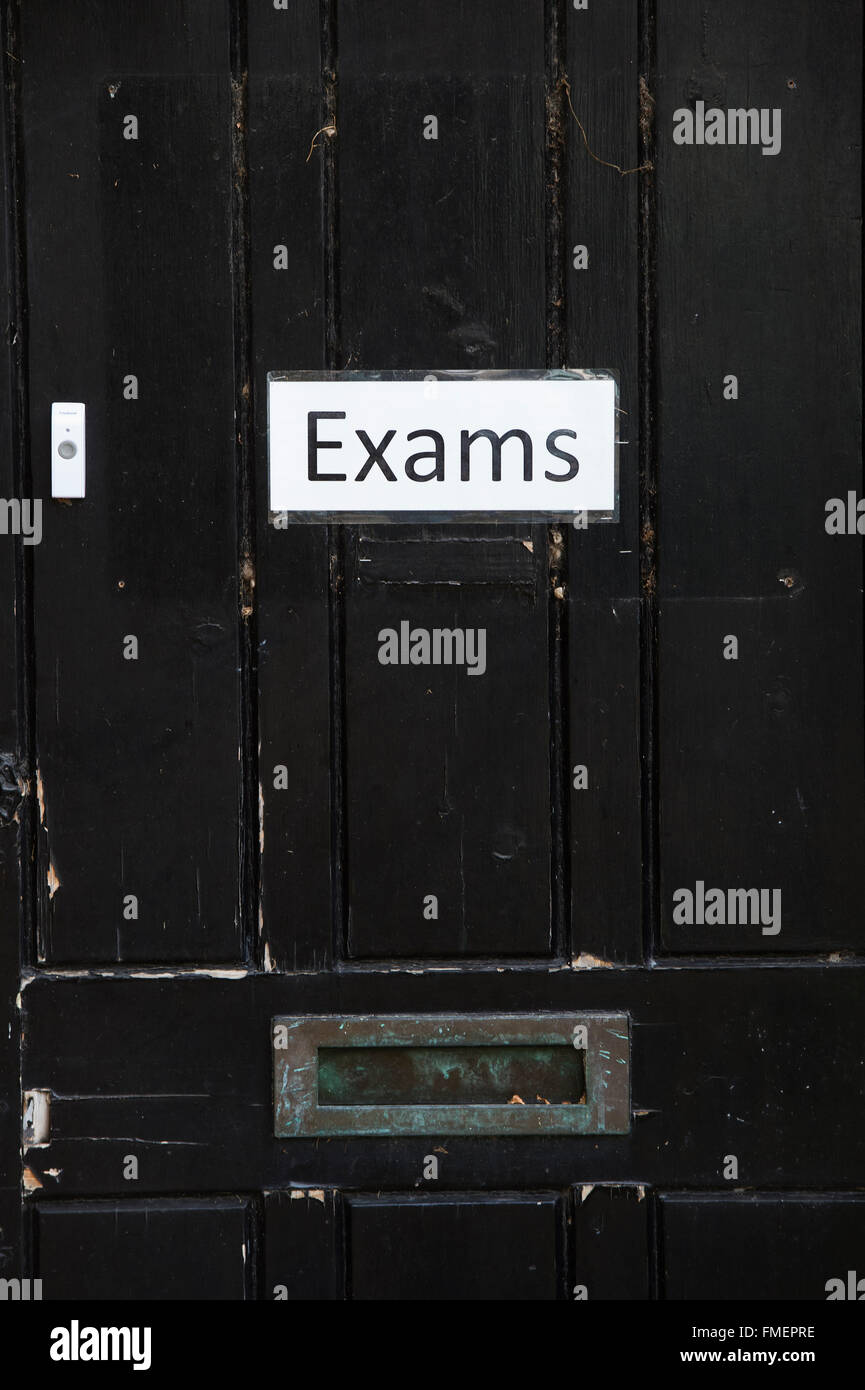 Prüfungen anmelden eine Old-School-Tür. Brackley, Northamptonshire, England Stockfoto