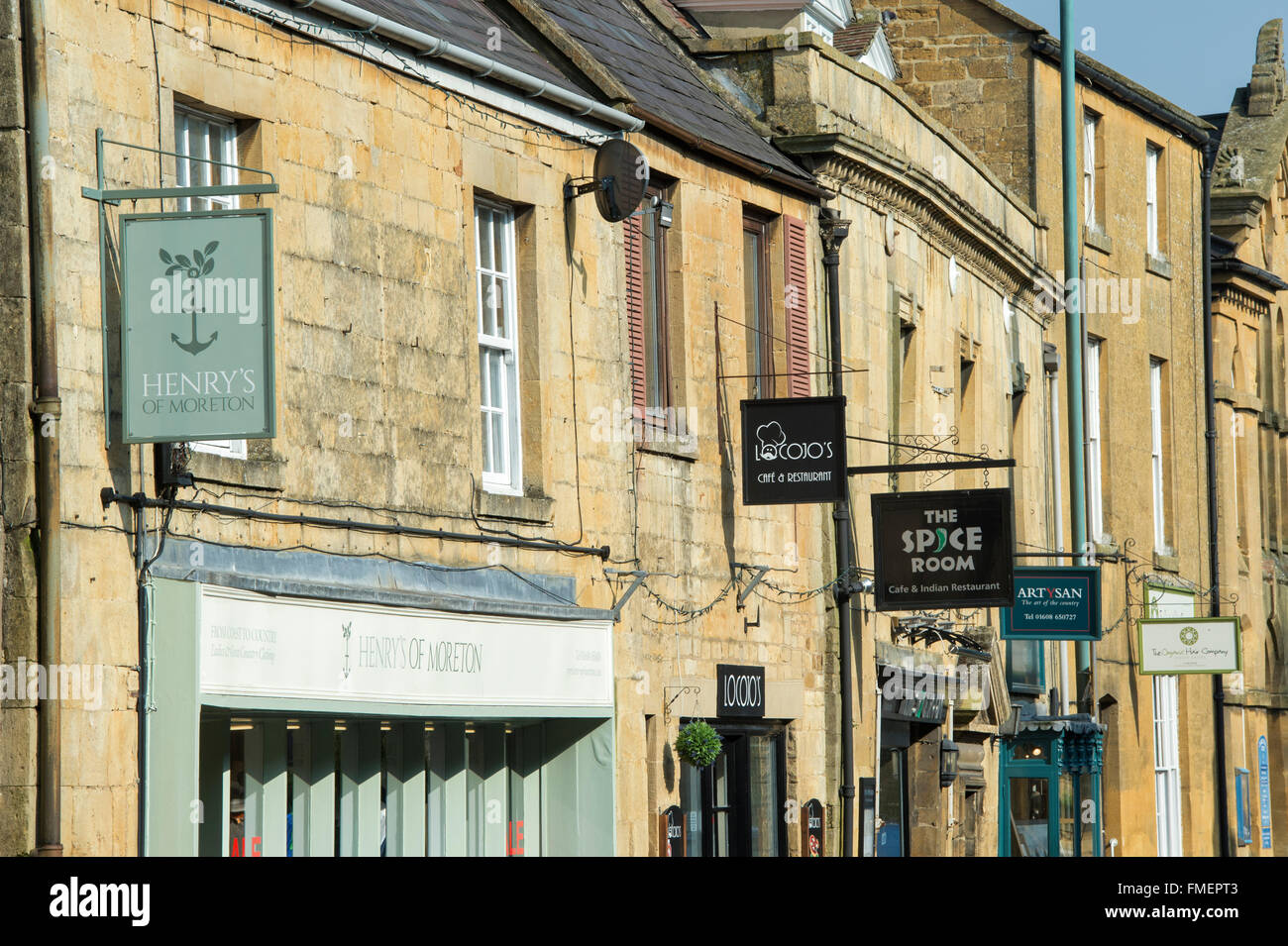 Moreton in Marsh Shop und Restaurant Zeichen, Cotswolds, Gloucestershire, England Stockfoto