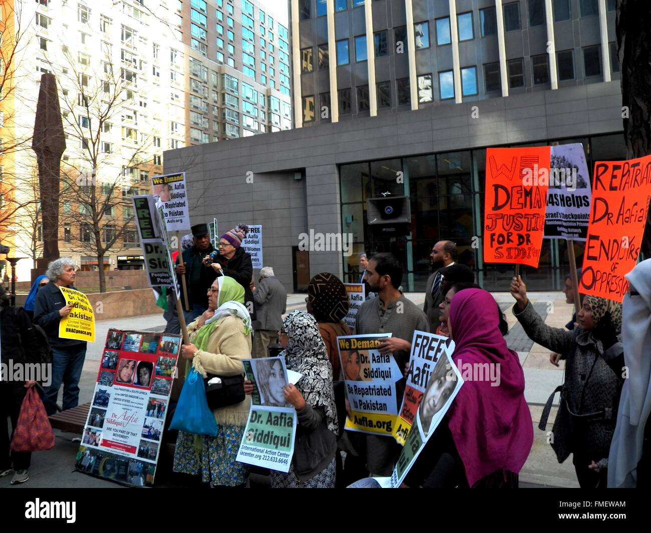 New York, Vereinigte Staaten von Amerika. 11. März 2016. Die Anhänger des Dr. Aafia Siddiqui Rallye und März ihre Freilassung gefordert. Sie ist seit 13 Jahren ein politischer Gefangener, und findet derzeit in Federal Prison in Ft Wert Texas. Sie hatte kein Gefängnis mit einem Familienmitglied oder ihr Anwalt in mehr als einem Jahr zu besuchen. Aafia ist ein Opfer der US-Folter-Programm in Afghanistan und anhaltende Gefängnis Missbrauch in Federal Prison in Ft Wert Texas. © Mark Apollo/Pacific Press/Alamy Live-Nachrichten Stockfoto