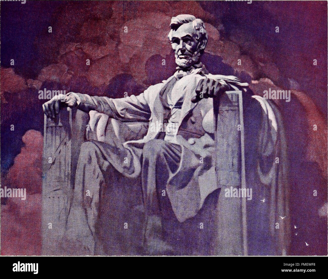Das 1922 geweihte Lincoln Memorial zeigt eine prominente Statue von Abraham Lincoln, die in der Besinnung sitzt und sein Vermächtnis und seine Führung während des Amerikanischen Bürgerkriegs symbolisiert. Das Denkmal ist ein bedeutendes Symbol der amerikanischen Demokratie und dient als Ort der historischen Reflexion und nationalen Erinnerung. Stockfoto