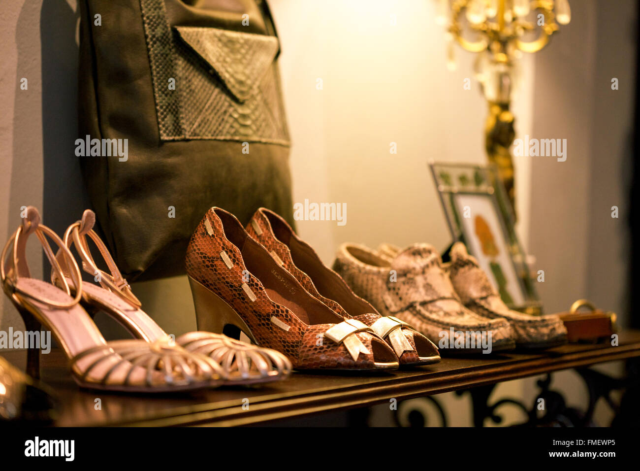 Vintage Schuhe zum Verkauf in einem Bekleidungsgeschäft. Stockfoto