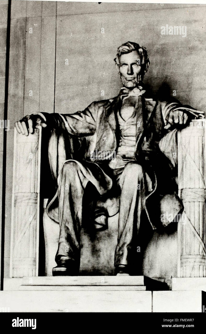 Das 1922 fertiggestellte Lincoln Memorial zeigt ikonische Statuen von Abraham Lincoln, die seine Rolle bei der Erhaltung der Union während des Amerikanischen Bürgerkriegs symbolisieren. Das Denkmal befindet sich in Washington, D.C. und enthält eine 19 Meter hohe Statue von Lincoln, die mit Inschriften aus seiner Gettysburg-Adresse und der zweiten Antrittsrede sitzt. Stockfoto