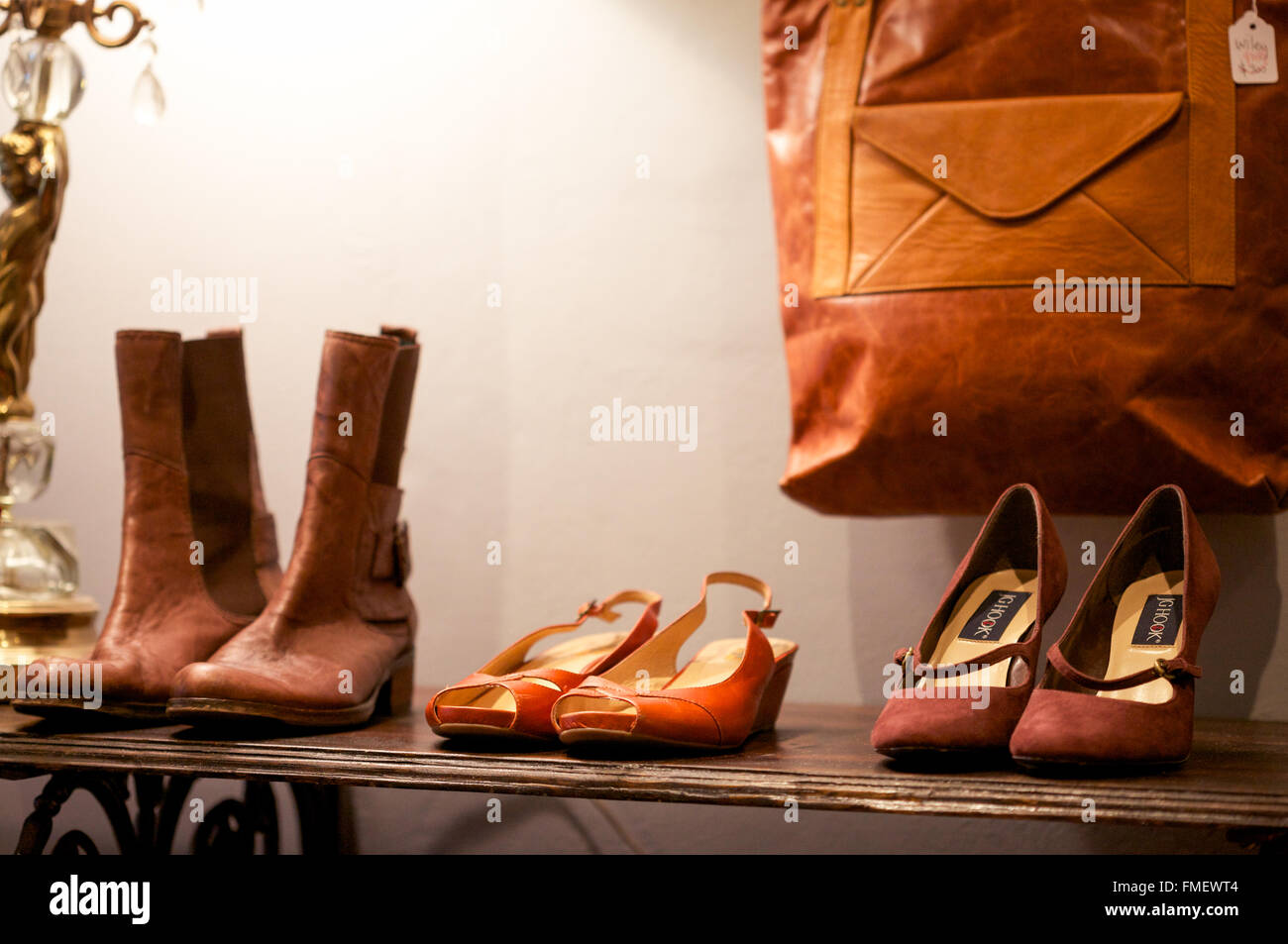 Vintage Schuhe zum Verkauf in einem Bekleidungsgeschäft. Stockfoto