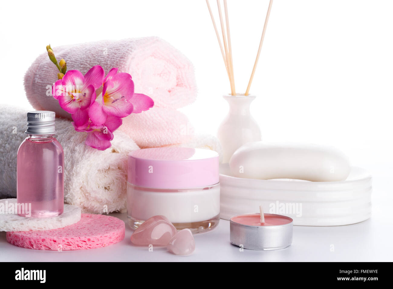 Spa-Setting und Gesundheitswesen Items, Bodylotion, Seife, Aroma-Sticks, Öl, Schwämme und Handtücher. Stockfoto