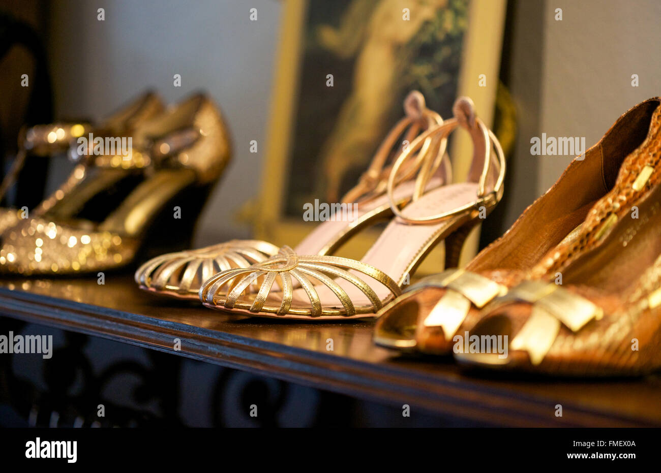 Nahaufnahme von Vintage-Schuhe zu verkaufen in einem Bekleidungsgeschäft. Stockfoto