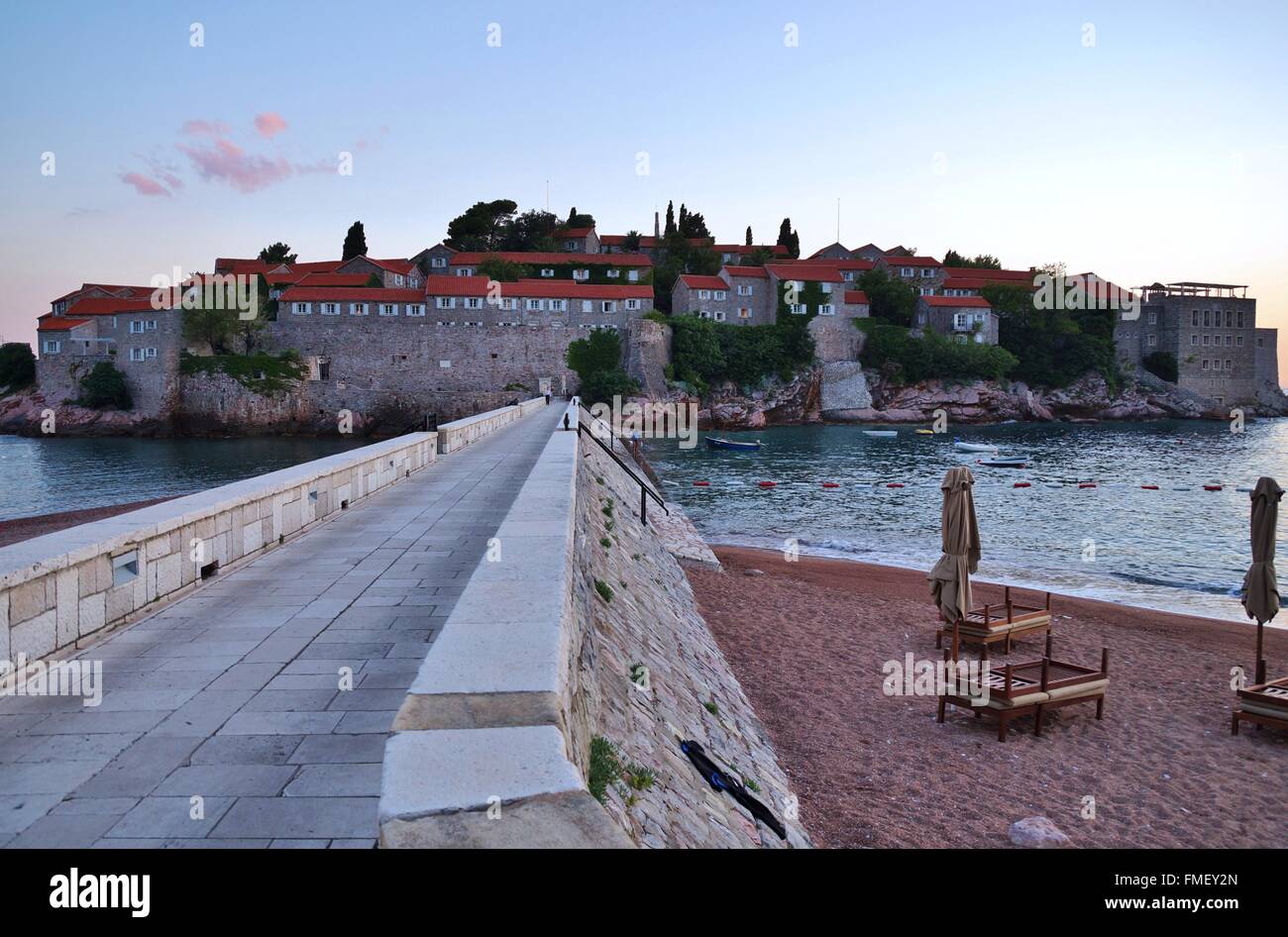 Die befestigte mittelalterliche Stein Dorf von Sveti Stefan an der Adria in Montenegro Stockfoto