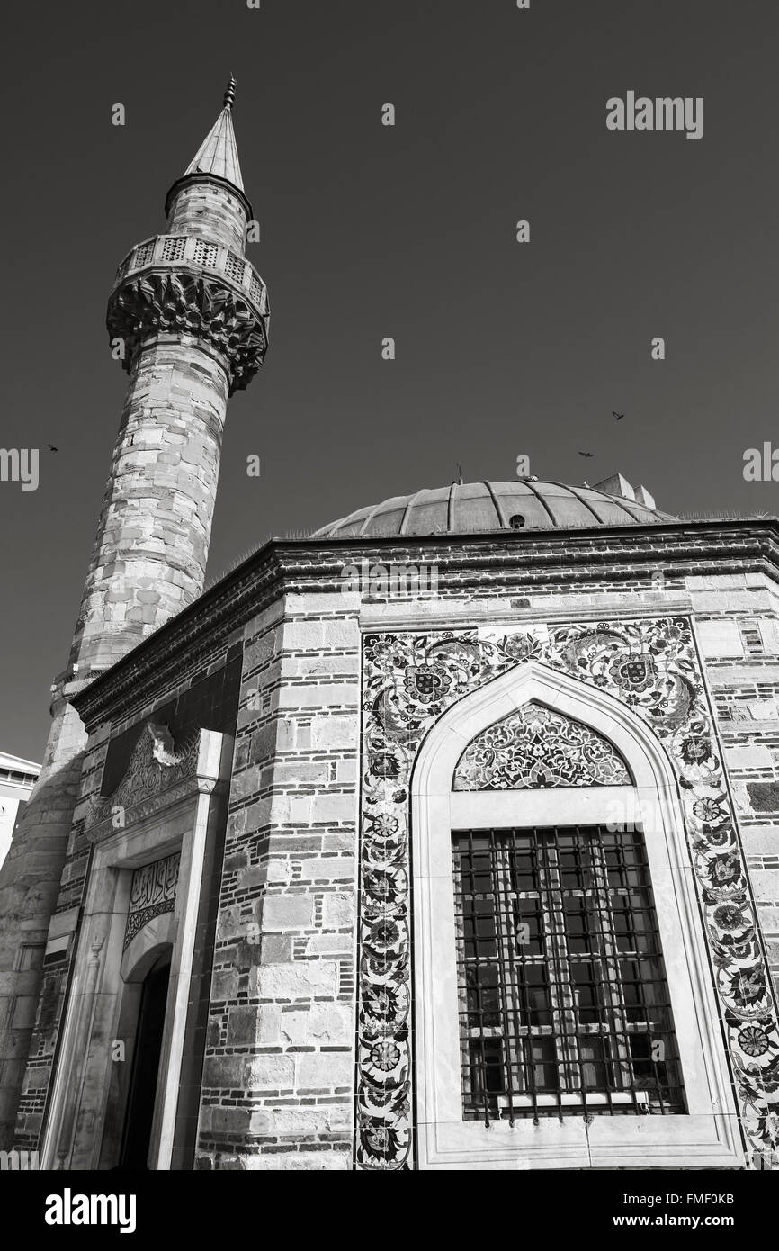 Alten Camii Moschee, Fassade Fragment mit Minarett. Konak Square, Izmir, Türkei. Monochrome Fotos Stockfoto