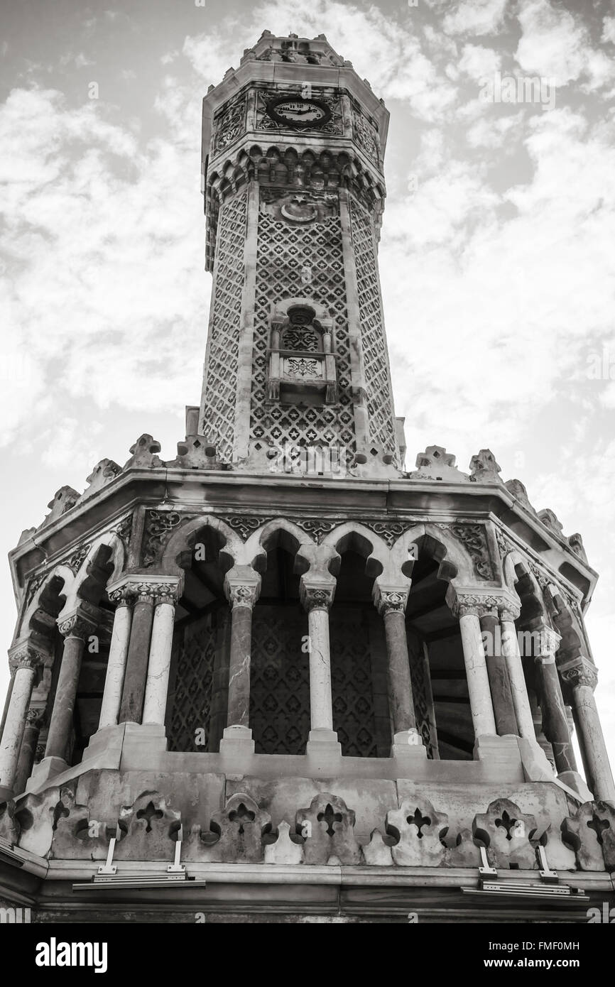 Historischen Uhrturm unter bewölktem Himmel wurde 1901 erbaut und als offizielles Symbol der Stadt Izmir, Türkei. Schwarz ein Stockfoto
