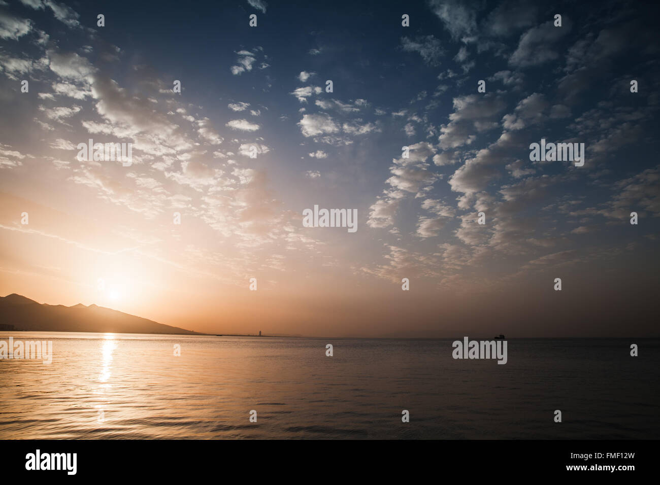 Dramatische bunte Seelandschaft. Sonne, Himmel und Meer Hintergrundfoto mit hohem Kontrast Tonwertkorrektur Foto Filterwirkung Abend Stockfoto