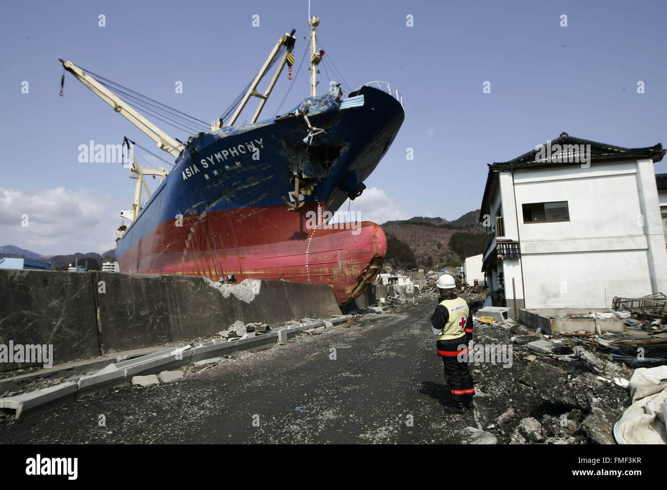 Kamaishi, Iwate Präfektur, Japan. 25. März 2011. Das Schiff "Asien-Sinfonie" Strang nach Anheben der Promenade des Docks in der Nähe von Schutt und Schlamm bedeckt am Tsunami traf zerstörte Mine Stadt in Kamaishi am 25. März 2011, Japan. Am 11. März 2011 erschütterte ein Erdbeben mit einer Magnitude von 9.0, der größte in der aufgezeichneten Geschichte der Nation und einer der mächtigsten jemals aufgenommen, auf der ganzen Welt fünf Japan. Innerhalb einer Stunde nach dem Erdbeben wurden Städte, die das Ufer gesäumt von einem gewaltigen Tsunami, verursacht durch die Energie, die durch das Erdbeben abgeflacht. Mit Wellen von bis zu vier oder fünf Meter hoch sie Stockfoto