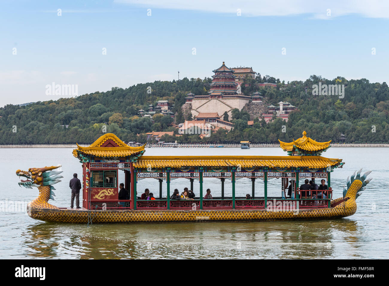 Touristen auf einem Drachenboot schwimmt auf dem Kunming-See, Beijing, China. Stockfoto
