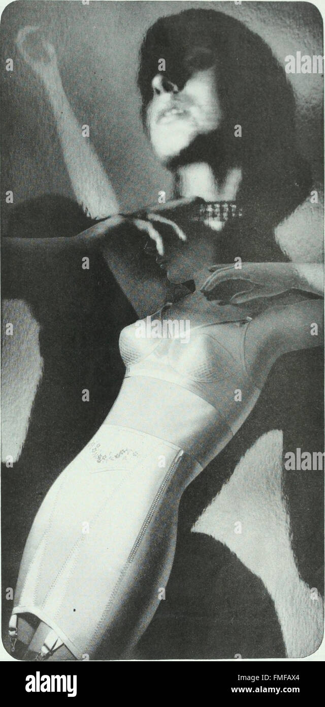 „The Ladies' Home Journal“ (1948) ist eine Zeitschrift für Frauen, die Artikel über Hausarbeit, Mode, Gesundheit und Familienleben sowie Geschichten und Ratschläge für Frauen in der Mitte des 20. Jahrhunderts enthält. Es spiegelt die sozialen und kulturellen Normen des Amerika nach dem Zweiten Weltkrieg wider. Stockfoto