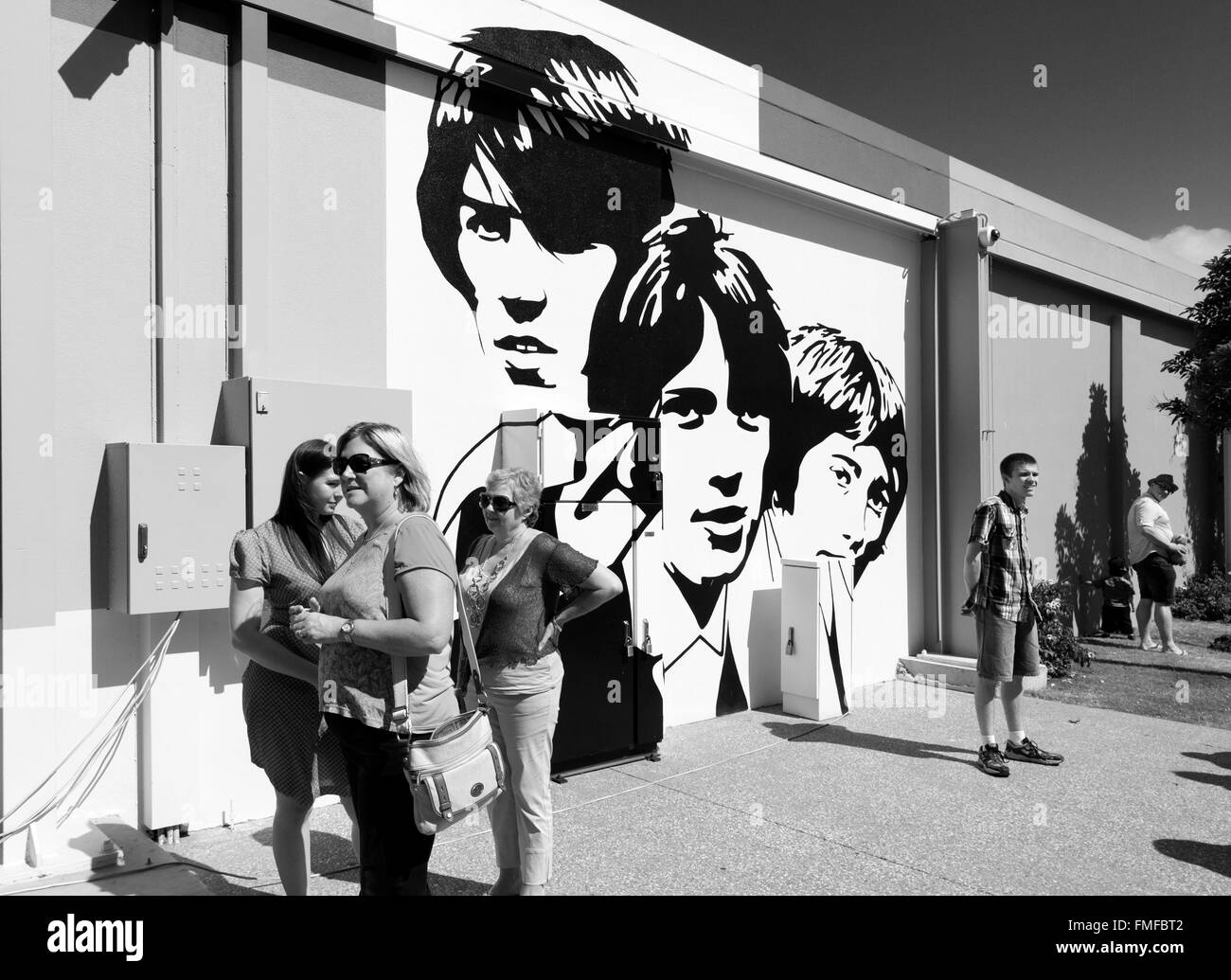 Wandbild auf Bee Gees Way, Redcliffe, Queensland, Australien zeigen Browser Touristen und Familien Stockfoto