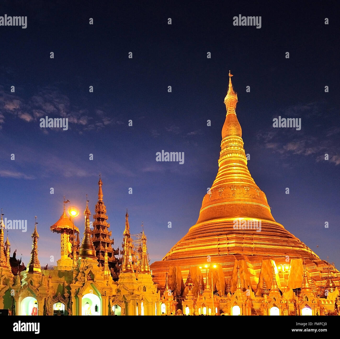 Goldenen Shwedagon-Pagode in der Dämmerung, Yangon, Myanmar Stockfoto
