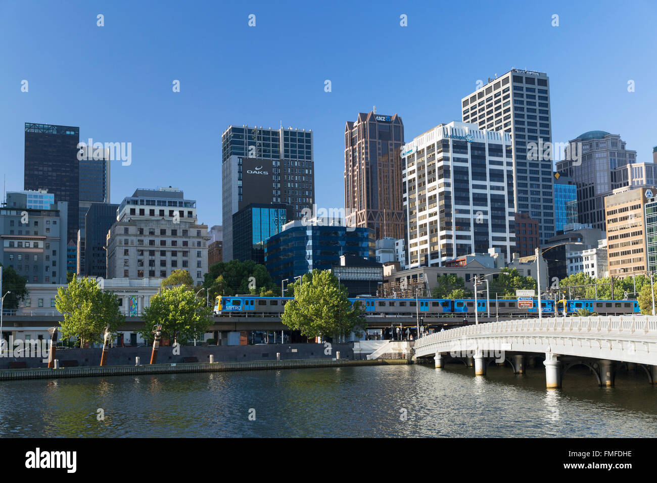 Skyline von Melbourne entlang Yarra River, Melbourne, Victoria, Australien Stockfoto