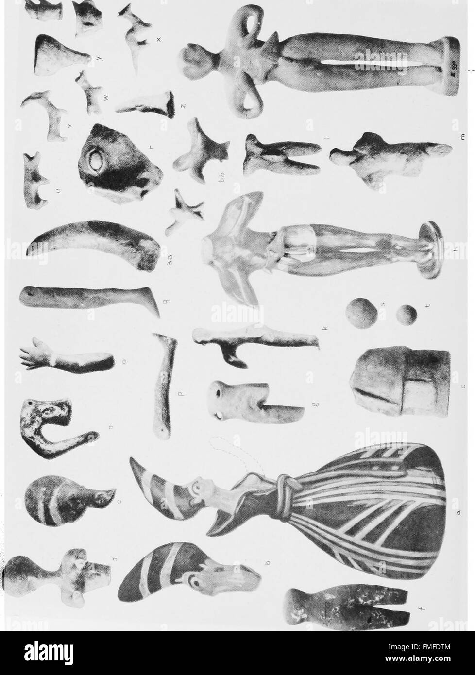 *Der Palast von Minos* (1921) bietet eine eingehende Erkundung der minoischen Zivilisation mit Schwerpunkt auf den archäologischen Entdeckungen in Knossos. Das Werk vergleicht die verschiedenen Stadien der kretischen Kultur durch die architektonische Entwicklung des Palastes und die Artefakte, die an diesem Ort entdeckt wurden. Stockfoto