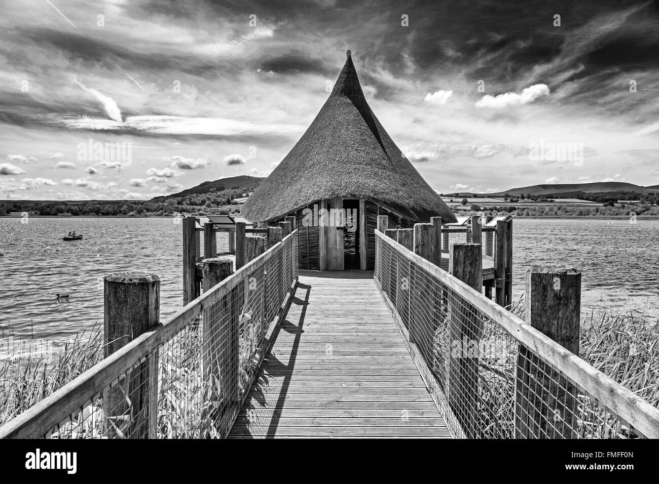 Anlegesteg und strohgedeckten Hütte Landschaft / Wasserlandschaft am Llangorse See, Brecon, Powys, wales, UK Stockfoto
