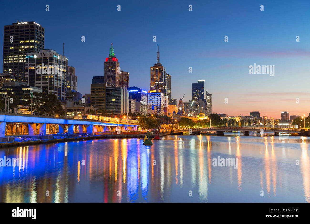 Skyline entlang Yarra River in der Morgendämmerung, Melbourne, Victoria, Australien Stockfoto