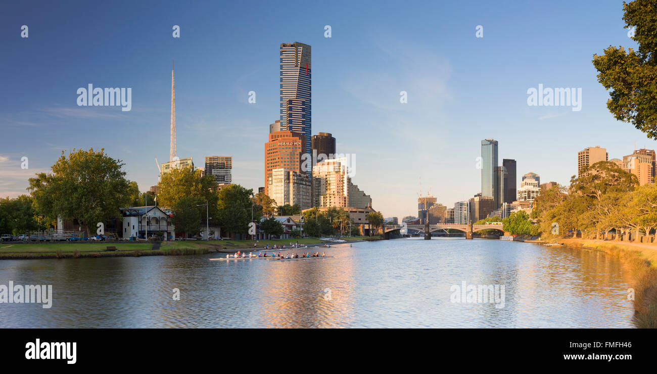 Eureka Tower und die Skyline entlang Yarra River in der Morgendämmerung, Melbourne, Victoria, Australien Stockfoto